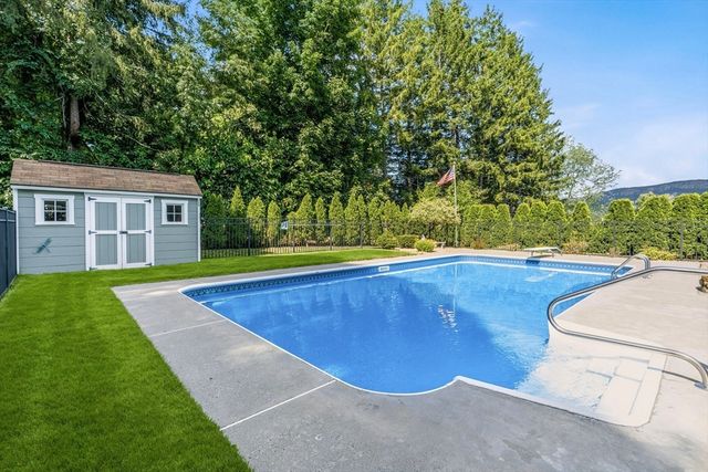 6 W Park Dr, Easthampton, MA 01027
