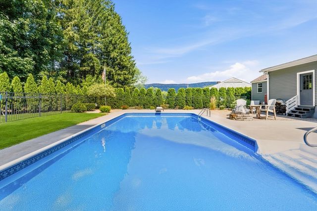 6 W Park Dr, Easthampton, MA 01027