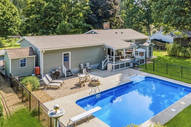 6 W Park Dr, Easthampton, MA 01027