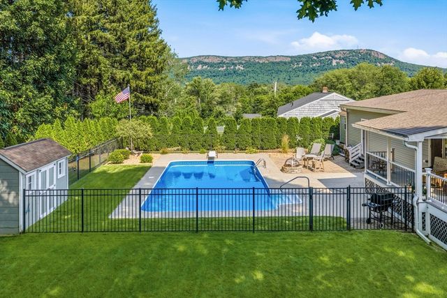 6 W Park Dr, Easthampton, MA 01027