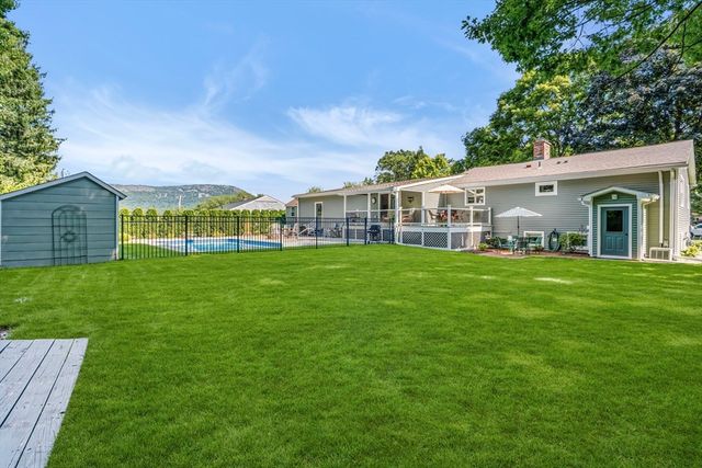 6 W Park Dr, Easthampton, MA 01027