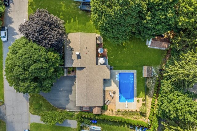 6 W Park Dr, Easthampton, MA 01027