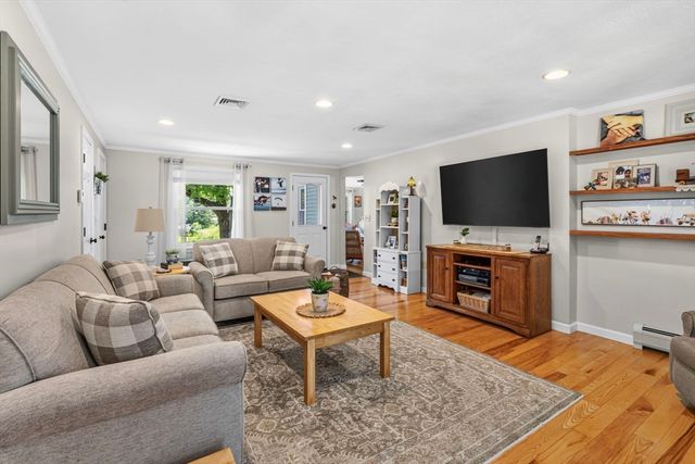 6 W Park Dr, Easthampton, MA 01027