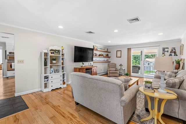 6 W Park Dr, Easthampton, MA 01027