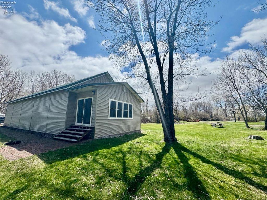 S 635 Liz Lane, Port Clinton, OH 43452
