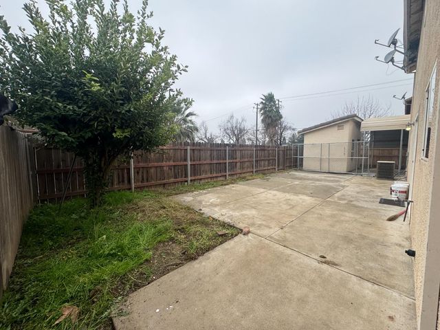 2060 Woodland Dr, Yuba City, CA 95991