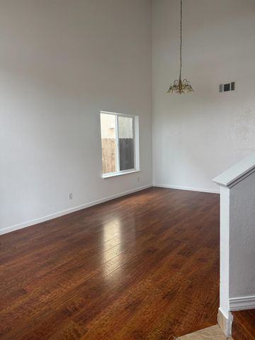 2060 Woodland Dr, Yuba City, CA 95991