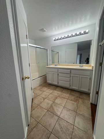 2060 Woodland Dr, Yuba City, CA 95991