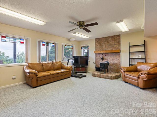 602 Fleetwood Plaza, Hendersonville, NC 28739