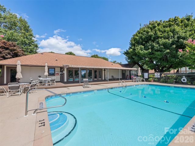 602 Fleetwood Plaza, Hendersonville, NC 28739