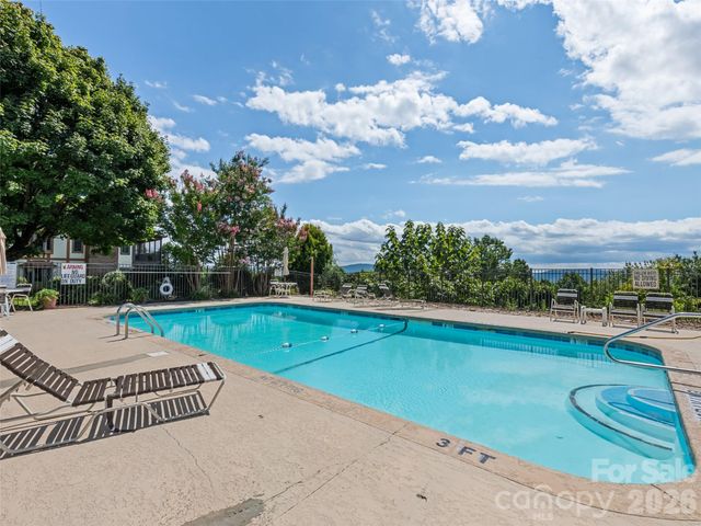 602 Fleetwood Plaza, Hendersonville, NC 28739