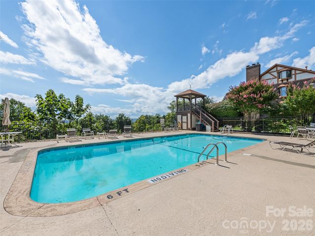 602 Fleetwood Plaza, Hendersonville, NC 28739