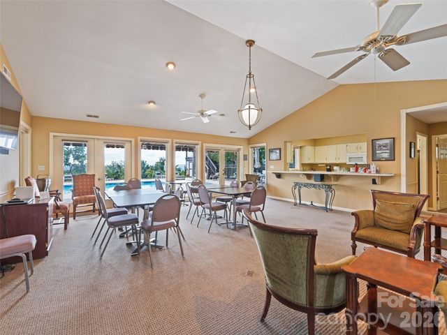 602 Fleetwood Plaza, Hendersonville, NC 28739