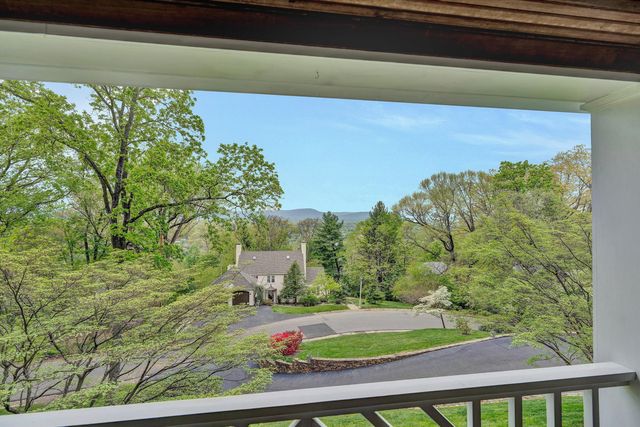 2438 Robin Hood RD, Roanoke, VA 24014
