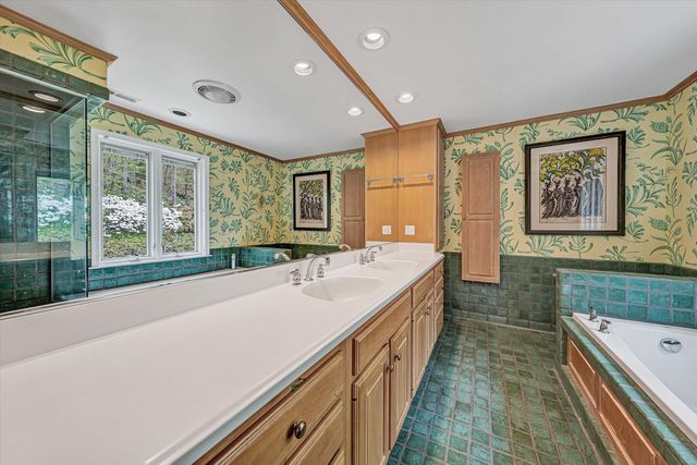 2438 Robin Hood RD, Roanoke, VA 24014