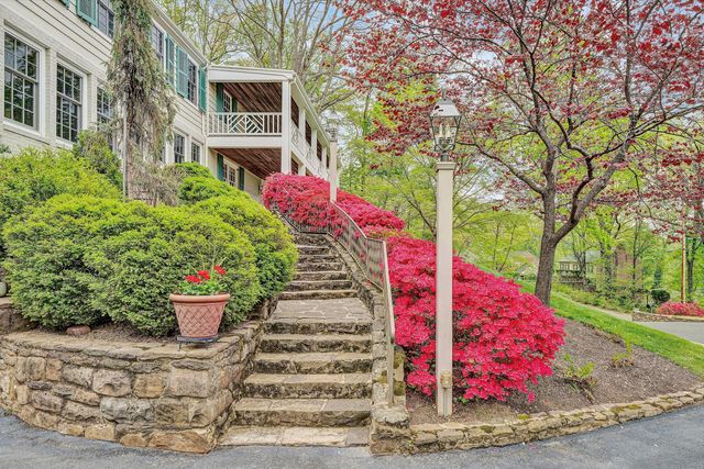 2438 Robin Hood RD, Roanoke, VA 24014