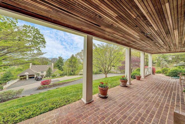 2438 Robin Hood RD, Roanoke, VA 24014