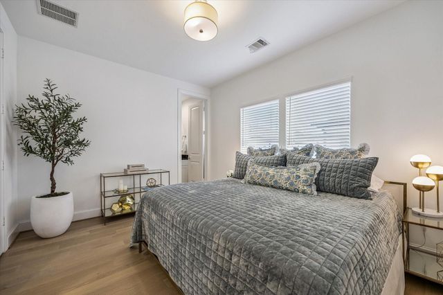 6023 Matthew Oaks Place, Houston, TX 77007