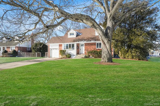 182 W 17th Street, Deer Park, NY 11729