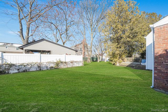 182 W 17th Street, Deer Park, NY 11729