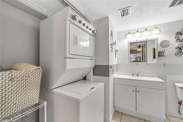 200 Valley Stream DR 3B, Naples, FL 34113