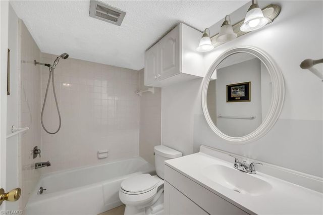 200 Valley Stream DR 3B, Naples, FL 34113