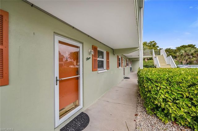200 Valley Stream DR 3B, Naples, FL 34113