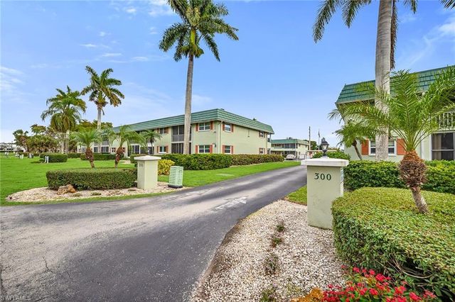 200 Valley Stream DR 3B, Naples, FL 34113