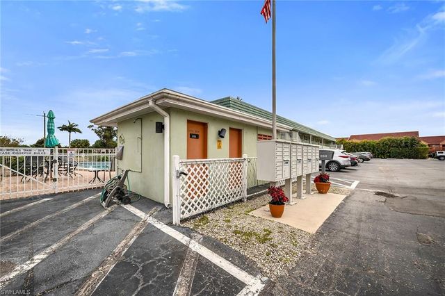 200 Valley Stream DR 3B, Naples, FL 34113