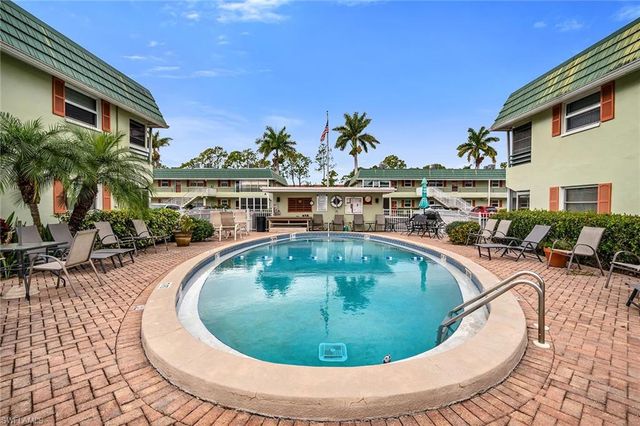 200 Valley Stream DR 3B, Naples, FL 34113