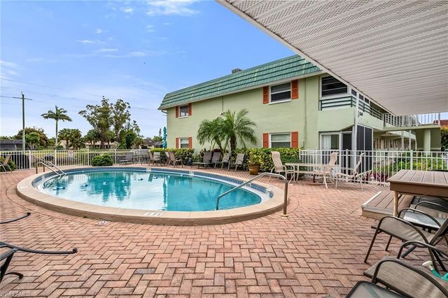 200 Valley Stream DR 3B, Naples, FL 34113