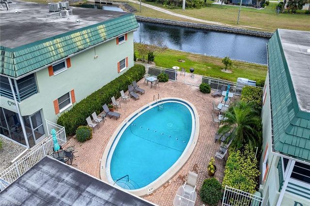 200 Valley Stream DR 3B, Naples, FL 34113