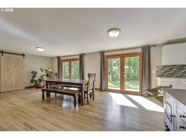 704 Ne LINDEN Ave, Hillsboro, OR 97124