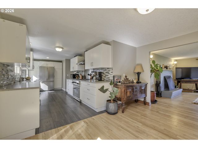 704 Ne LINDEN Ave, Hillsboro, OR 97124