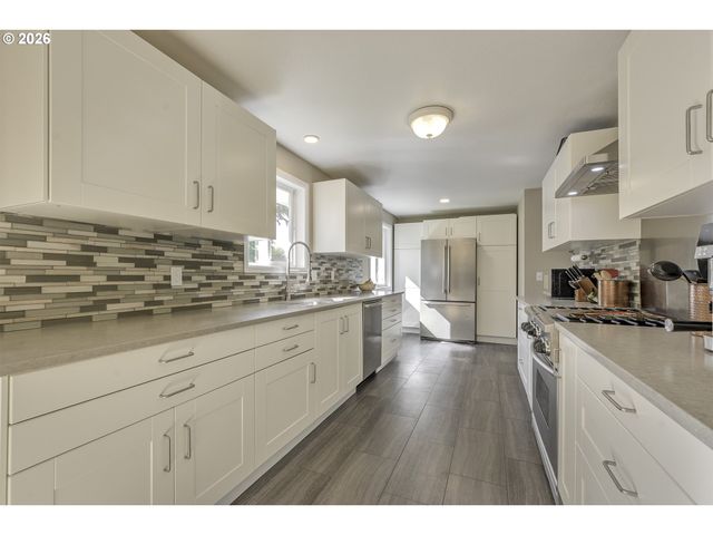 704 Ne LINDEN Ave, Hillsboro, OR 97124