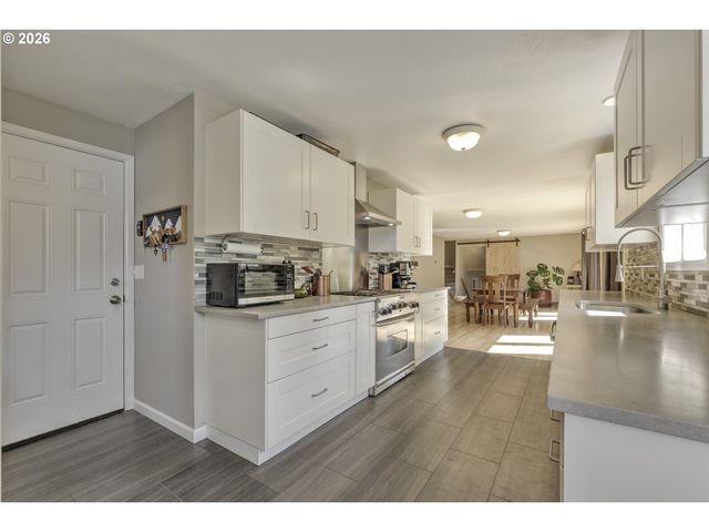 704 Ne LINDEN Ave, Hillsboro, OR 97124