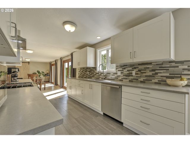 704 Ne LINDEN Ave, Hillsboro, OR 97124
