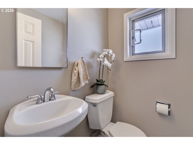 704 Ne LINDEN Ave, Hillsboro, OR 97124