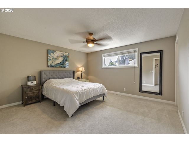 704 Ne LINDEN Ave, Hillsboro, OR 97124