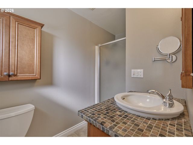 704 Ne LINDEN Ave, Hillsboro, OR 97124