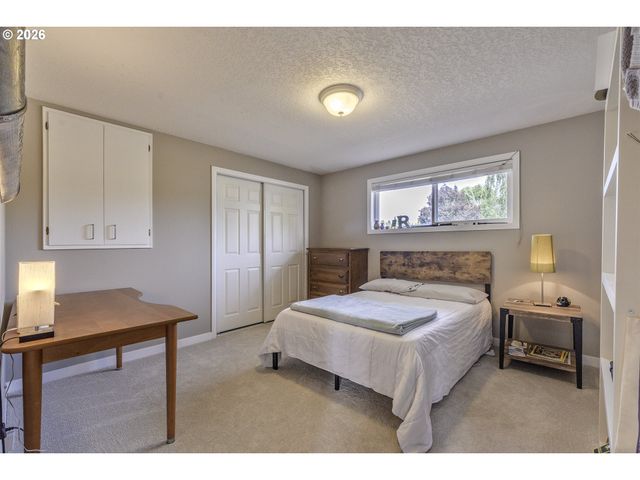 704 Ne LINDEN Ave, Hillsboro, OR 97124