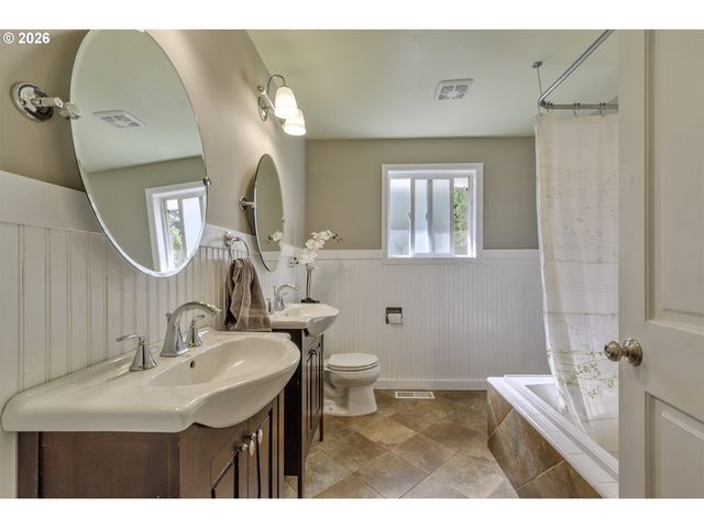 704 Ne LINDEN Ave, Hillsboro, OR 97124