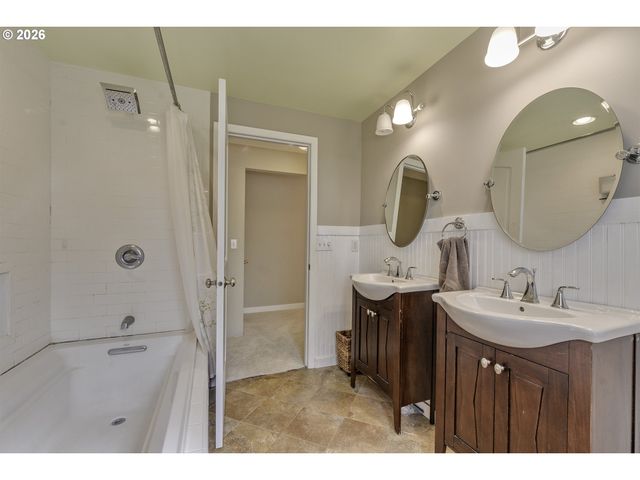 704 Ne LINDEN Ave, Hillsboro, OR 97124