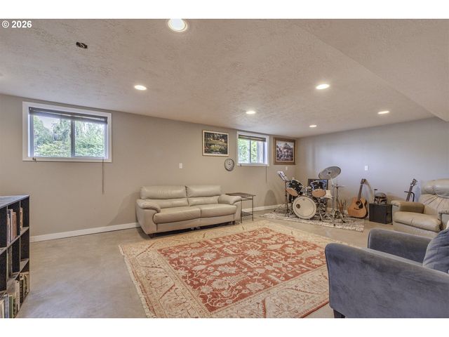 704 Ne LINDEN Ave, Hillsboro, OR 97124