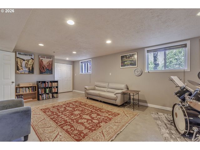 704 Ne LINDEN Ave, Hillsboro, OR 97124