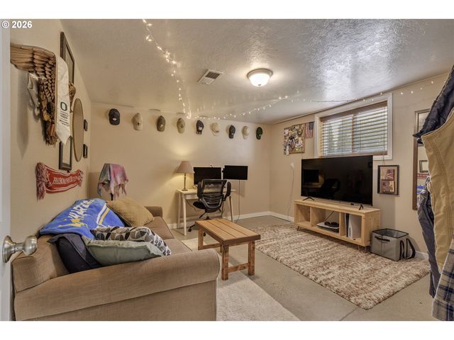 704 Ne LINDEN Ave, Hillsboro, OR 97124