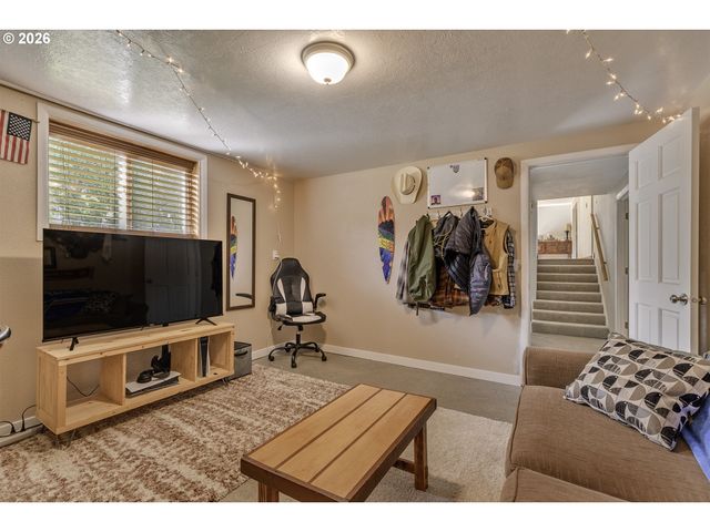 704 Ne LINDEN Ave, Hillsboro, OR 97124