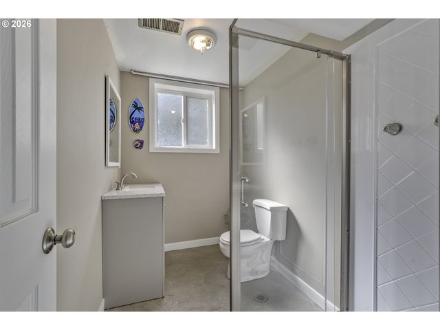 704 Ne LINDEN Ave, Hillsboro, OR 97124