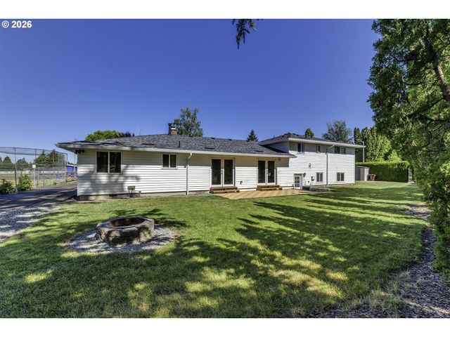 704 Ne LINDEN Ave, Hillsboro, OR 97124