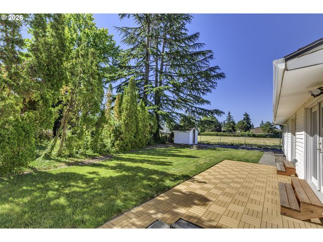 704 Ne LINDEN Ave, Hillsboro, OR 97124
